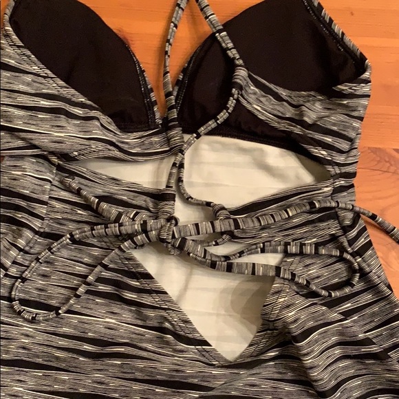 Workout top - Picture 2 of 3